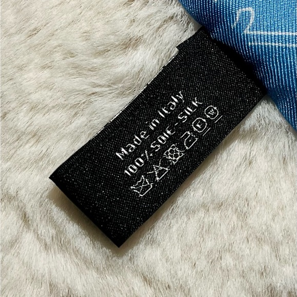 ♥️SOLD♥️ Chanel silk bandeau scarf in blue brand new never used NWOT - Picture 5 of 5